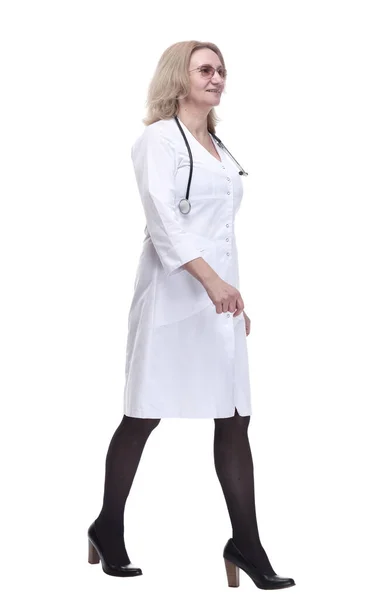 In piena crescita. sorridente medico donna striding fiduciosamente in avanti. — Foto Stock