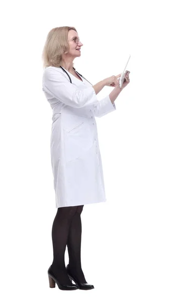 Usmívající se žena lékař ukazuje na obrazovku digitální tablet. — Stock fotografie