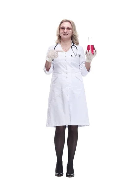 Donna medica che guarda il liquido in una fiaschetta da laboratorio. — Foto Stock