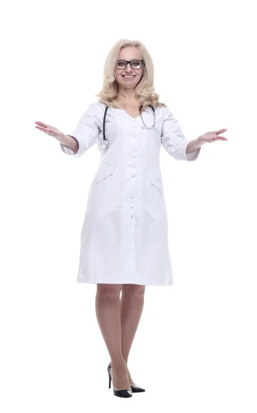 Médico fêmea atraente sorri e dá um polegar para cima — Fotografia de Stock