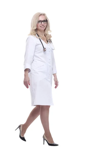 Sebevědomá doktorka kráčí vpřed. izolované na bílém — Stock fotografie