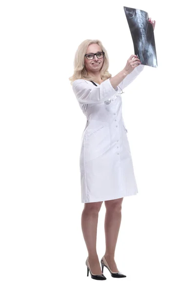 Doctora sonriente mirando una radiografía. aislado en un blanco — Foto de Stock