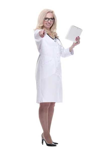Médico fêmea amigável com um tablet digital. isolado em um branco — Fotografia de Stock