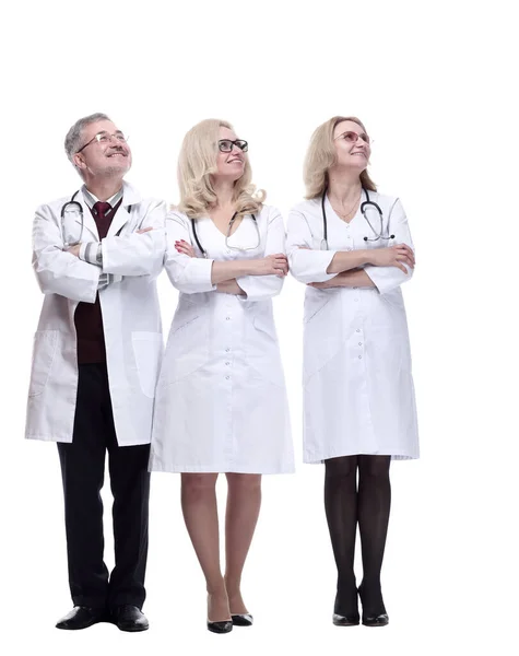Sekelompok dokter yang beragam berdiri mencari dalam satu arah — Stok Foto