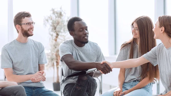 Jugendliche begrüßen sich beim Seminar — Stockfoto