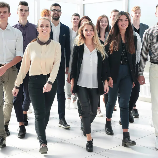Группа амбициозных молодых людей вступает в новый офис — стоковое фото
