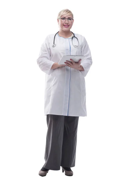 Uśmiechnięta pani doktor z cyfrową tabletką. izolowany na białym — Zdjęcie stockowe