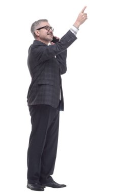 Akıllı telefonlu yaşlı bir adam reklam okuyor. bir beyaz üzerinde izole