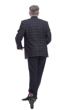 Dikiz aynası. Olgun bir adam elektrikli scooterla ayrılıyor.