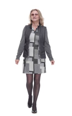 İleriye doğru adım atan mutlu genç bir kadın. bir beyaz üzerinde izole