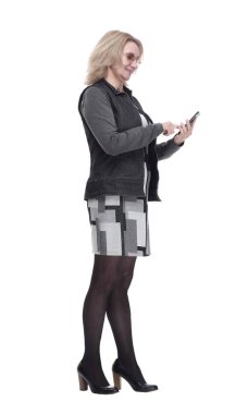 Genç bir kadın akıllı telefonuyla bağlantı kurmayı seçiyor. bir beyaz üzerinde izole