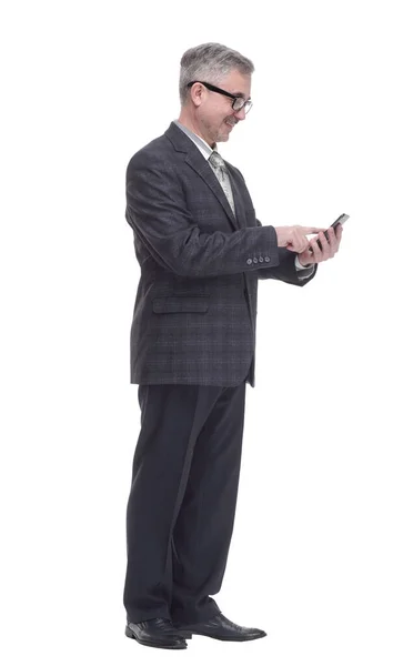 Uomo anziano sorridente che parla su uno smartphone. isolato su un bianco — Foto Stock