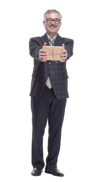 Un hombre amigable con una caja de regalo mirándote. aislado en un blanco — Foto de Stock