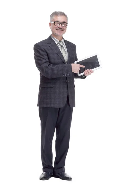 Hombre sonriente apuntando a la pantalla de una tableta digital — Foto de Stock