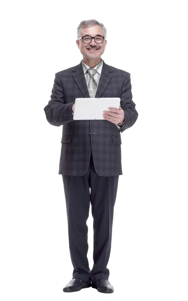 Dijital tablet kullanan gülümseyen bir adam. bir beyaz üzerinde izole — Stok fotoğraf