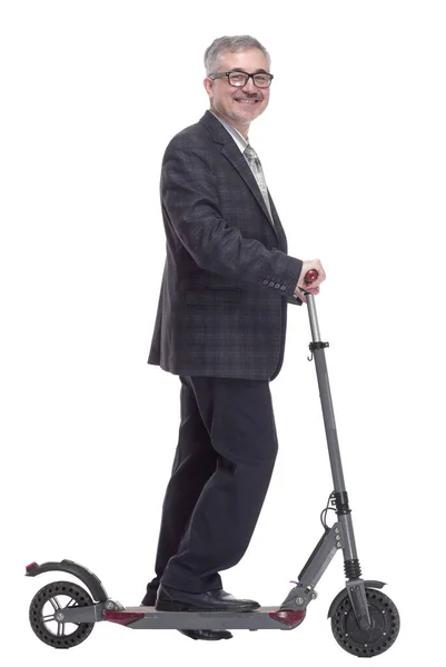 Vista lateral. hombre maduro con scooter eléctrico mirándote —  Fotos de Stock