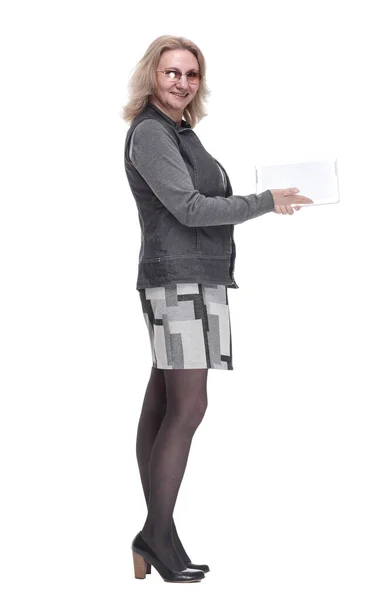 Jeune femme occasionnelle utilisant une tablette numérique. isolé sur un blanc — Photo