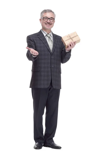 Homem amigável com uma caixa de presente olhando para você. isolado em um branco — Fotografia de Stock