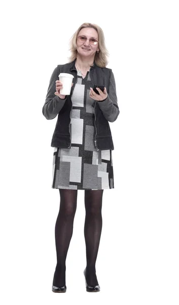 Przypadkowa młoda kobieta ze smartfonem pije kawę do zabrania — Zdjęcie stockowe