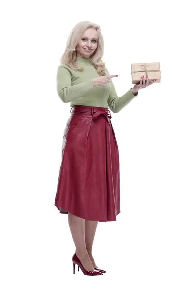 Mujer elegante apuntando a la caja de regalo. aislado en un blanco — Foto de Stock