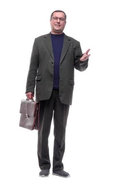 Tam gelişim. Deri çantalı gülümseyen adam sana bakıyor..