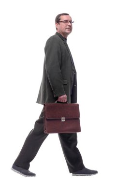 Tam gelişim. Evrak çantalı bir adam öne doğru yürüyordu..