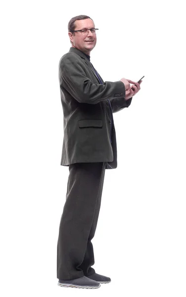 Oldalnézetből. mosolygós felnőtt férfi használja okostelefon . — Stock Fotó