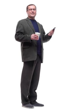 Akıllı telefonu ve kahvesi olan sıradan bir adam gülümsedi. .