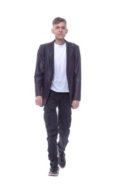 Tam gelişim. Siyah takım elbiseli çekici bir adam ileri doğru yürüyor..