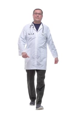 Tam gelişim. Steteskoplu bir erkek doktor ileri doğru yürüyor..