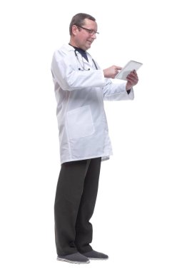 Yan görünüş. Doktor steteskopla dijital tablet kullanıyor..