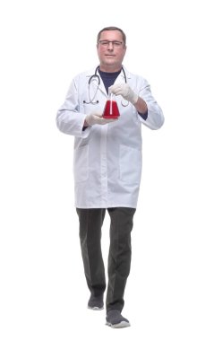 Tam gelişim. Laboratuar matarası ileri doğru adım atan kendinden emin bir bilim adamı. .