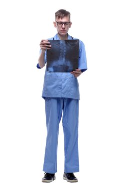 Endişeli doktor akciğerlerin röntgenini çekiyor.