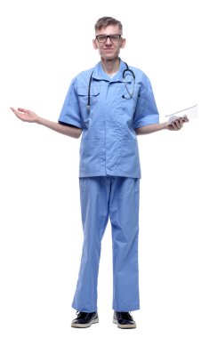 Tamamen büyümüş. Elinde dijital tabletle dost canlısı genç bir doktor..