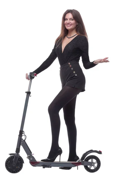 Vue latérale. jeune femme souriante avec un scooter électrique. — Photo