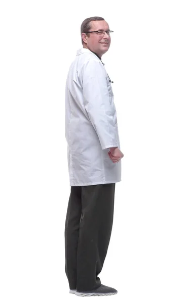 사이드 뷰. 흰 화면에 광고를 읽고 있는 남성 의사. — 스톡 사진