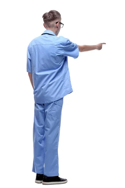 Médico de uniforme azul lendo um anúncio em uma tela branca. — Fotografia de Stock