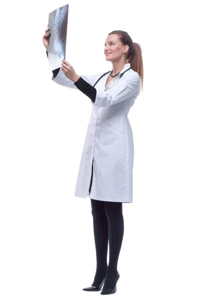 Tam gelişim. Gülümseyen kadın doktor röntgen gösteriyor.. — Stok fotoğraf