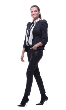 Tam gelişim. Hafif tişörtlü bir adam ileri doğru yürüyor..