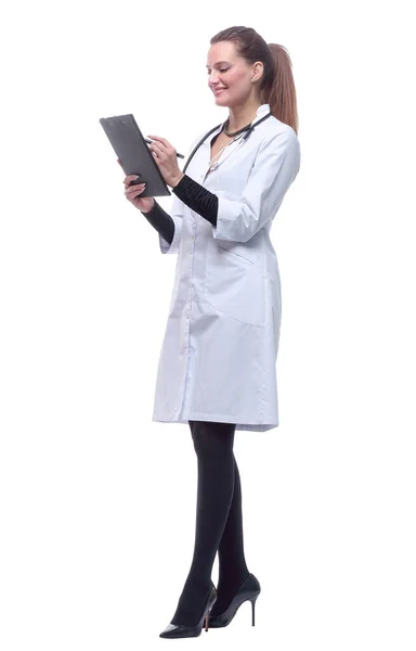完全成长中。微笑的女医生在剪贴板上做笔记. — 图库照片