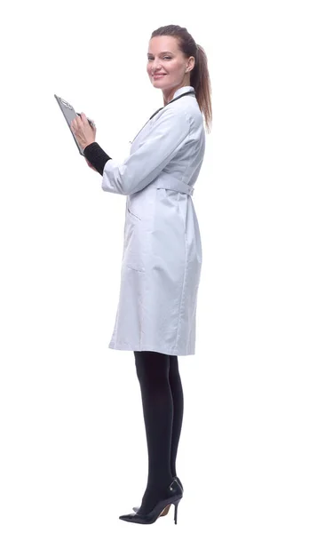 Sidovy. ung kvinna läkare gör anteckningar i Urklipp. — Stockfoto