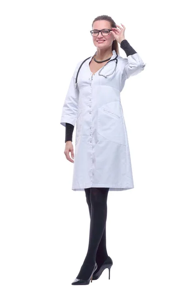 I full tillväxt. säker kvinnlig läkare tittar på kameran. — Stockfoto