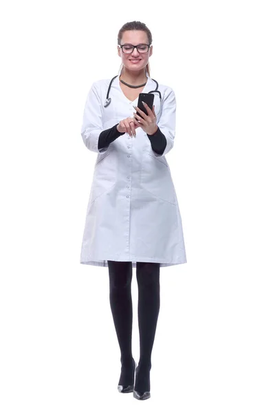 I full tillväxt. modern kvinna är en läkare med en smartphone. — Stockfoto