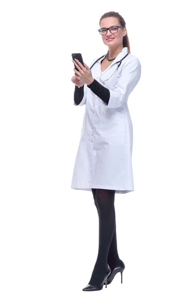 Doctora mirando la pantalla de su smartphone . — Foto de Stock