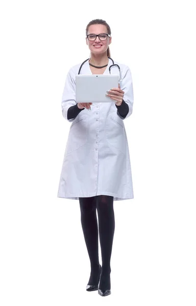 В повному зростанні. відповідальна жінка-лікар з цифровим планшетом . — стокове фото
