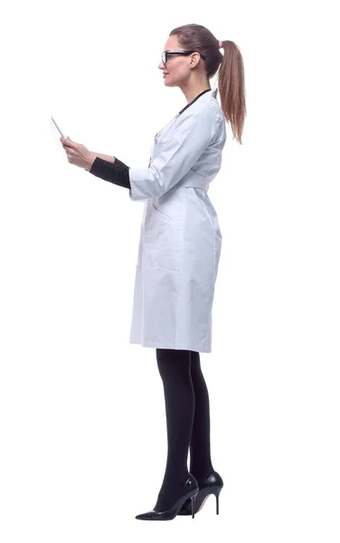 Πλαϊνή άποψη. γυναίκα γιατρός κοιτάζοντας την οθόνη ενός ψηφιακού δισκίου. — Φωτογραφία Αρχείου