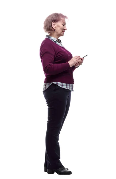 Femme âgée lisant des SMS sur son smartphone. isolé sur un blanc — Photo