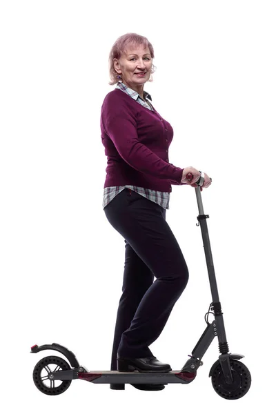 Uśmiechnięta starsza kobieta porusza się na skuterze elektrycznym. izolowany na białym — Zdjęcie stockowe