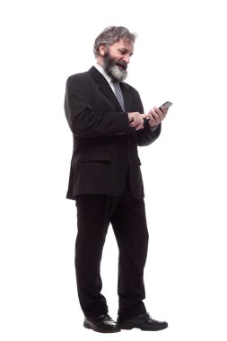 Akıllı telefonu olan mutlu sakallı bir iş adamı. bir beyaz üzerinde izole