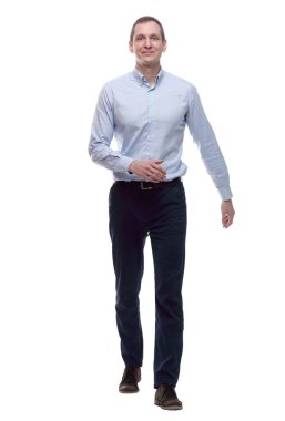 Genç iş adamı ileri doğru ilerliyor. bir beyaz üzerinde izole